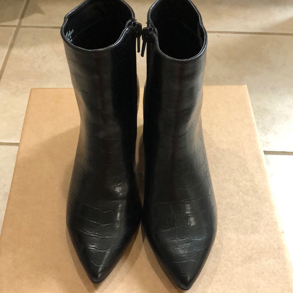 Black boots (EXPRESS)